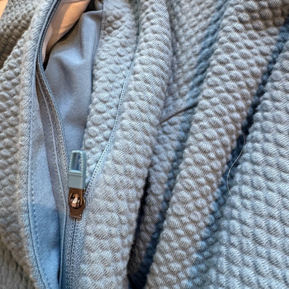 Men’s Lululemon Blue Textured Hoodie with zip pockets. - Picture 5 of 6
